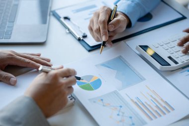 Satış departmanı bunu bölüm müdürüne götürmek için aylık bir toplantı yapıyor. Müdüre götürmeden önce hazırlanan belgelerin doğruluğunu kontrol ediyorlar.