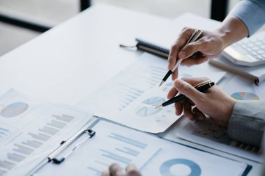 Satış departmanı bunu bölüm müdürüne götürmek için aylık bir toplantı yapıyor. Müdüre götürmeden önce hazırlanan belgelerin doğruluğunu kontrol ediyorlar.