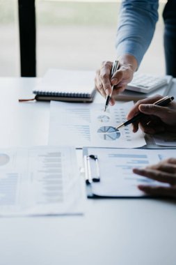 Satış departmanı bunu bölüm müdürüne götürmek için aylık bir toplantı yapıyor. Müdüre götürmeden önce hazırlanan belgelerin doğruluğunu kontrol ediyorlar.