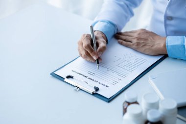 Doktorlar, hastane muayene odalarındaki hastalara tedavi, uzmanların hastalıklarını tedavi ve hedef gösterilmiş tedaviler konusunda tavsiyelerde bulunuyorlar. Tıbbi tedavi ve uzman kavramları.