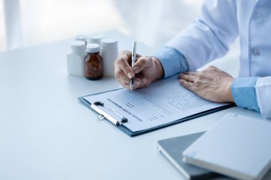 Doktorlar, hastane muayene odalarındaki hastalara tedavi, uzmanların hastalıklarını tedavi ve hedef gösterilmiş tedaviler konusunda tavsiyelerde bulunuyorlar. Tıbbi tedavi ve uzman kavramları.