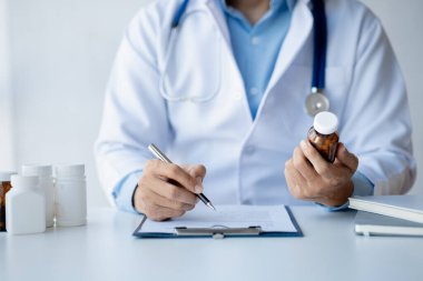 Doctor are recommending medicines to patients after being examined and diagnosed by the patient's doctor, the concept of treatment and symptomatic medication dispensing by the pharmacist.