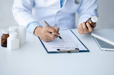 Doctor are recommending medicines to patients after being examined and diagnosed by the patient's doctor, the concept of treatment and symptomatic medication dispensing by the pharmacist.