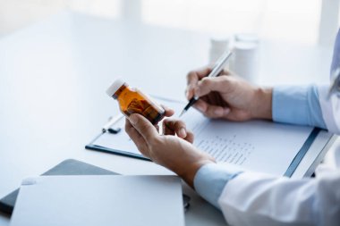 Doctor are recommending medicines to patients after being examined and diagnosed by the patient's doctor, the concept of treatment and symptomatic medication dispensing by the pharmacist.