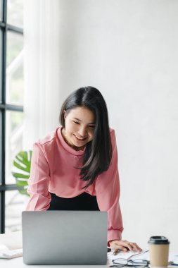 Asian woman working in a startup company, she is working in the office. run by a young, talented woman. The management concept runs the company of female leaders to grow the company.