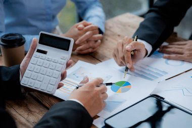 Satış departmanı bunu bölüm müdürüne götürmek için aylık bir toplantı yapıyor. Müdüre götürmeden önce hazırlanan belgelerin doğruluğunu kontrol ediyorlar.