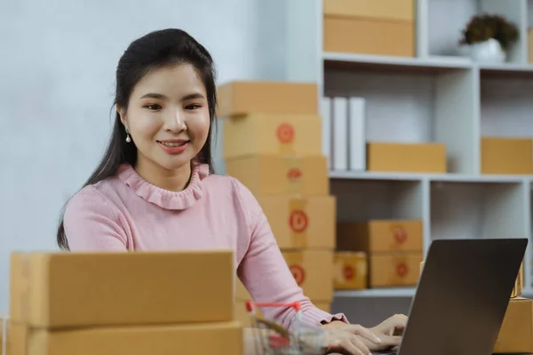 Beautiful Asian Business Owner Opens Online Store She Checking Orders — Stock Fotó