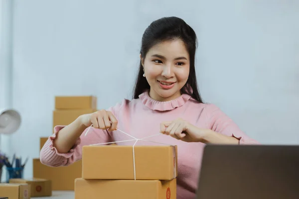 Asian Woman Tying Parcel Customer Box She Owns Online Store — 스톡 사진