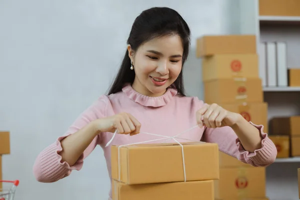 Asian Woman Tying Parcel Customer Box She Owns Online Store — 스톡 사진