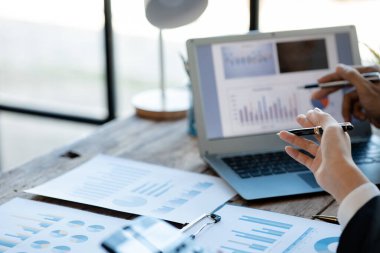 Satış departmanı bunu bölüm müdürüne götürmek için aylık bir toplantı yapıyor. Müdüre götürmeden önce hazırlanan belgelerin doğruluğunu kontrol ediyorlar.