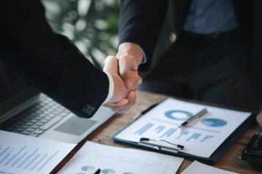 İş yatırımcıları el ele tutuşuyor, iki işadamı iş konusunda hemfikir ve başarılı bir pazarlıktan sonra el sıkışıyor. El sıkışmak Batının selamlaması ya da kutlamasıdır..