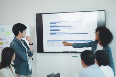 Bir grup girişimci yönetici konferans odasında beyin fırtınası yapıyor. Denetçiler ve çalışanlar toplantı yapıyor ve sorunları çözüyorlar. Şirket yönetimi kavramı.