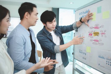 Girişim yöneticisi, planlamak ve tartışmak için yeni nesil çalışanlarla görüşüyor. O, modern bir zihniyete sahip deneyimli bir üst düzey yönetici. Girişim şirketinin yönetim kavramı.