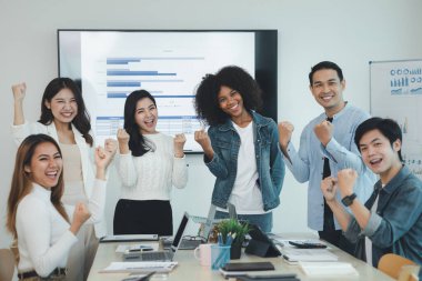 Bir grup girişimci yönetici konferans odasında beyin fırtınası yapıyor. Denetçiler ve çalışanlar toplantı yapıyor ve sorunları çözüyorlar. Şirket yönetimi kavramı.