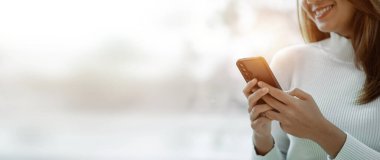 İş kadını cep telefonundan mali bilgilere bakıyor, şirketin mali belgelerini kontrol ediyor, yeni kurulan bir şirketin kadın yöneticisidir. Mali yönetim kavramı.