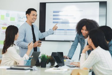 Bir grup girişimci yönetici konferans odasında beyin fırtınası yapıyor. Denetçiler ve çalışanlar toplantı yapıyor ve sorunları çözüyorlar. Şirket yönetimi kavramı.