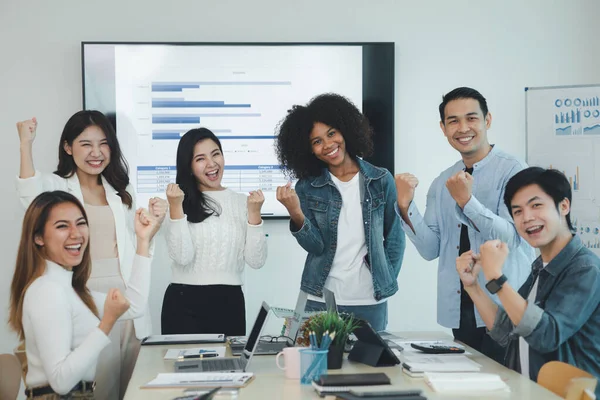 Bir grup girişimci yönetici konferans odasında beyin fırtınası yapıyor. Denetçiler ve çalışanlar toplantı yapıyor ve sorunları çözüyorlar. Şirket yönetimi kavramı.