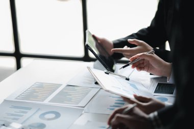 Satış departmanı bunu bölüm müdürüne götürmek için aylık bir toplantı yapıyor. Müdüre götürmeden önce hazırlanan belgelerin doğruluğunu kontrol ediyorlar.