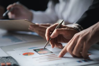 Satış departmanı bunu bölüm müdürüne götürmek için aylık bir toplantı yapıyor. Müdüre götürmeden önce hazırlanan belgelerin doğruluğunu kontrol ediyorlar.