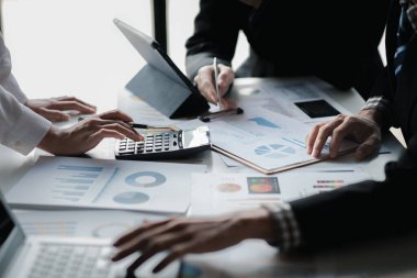 Satış departmanı bunu bölüm müdürüne götürmek için aylık bir toplantı yapıyor. Müdüre götürmeden önce hazırlanan belgelerin doğruluğunu kontrol ediyorlar.