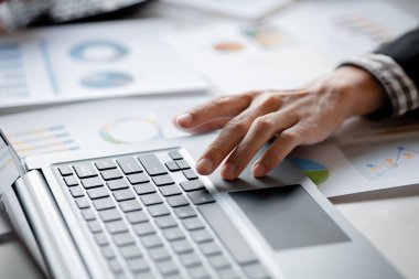 Finansal verileri, kripto para birimleri dünyasındaki iş büyümesini ve mevcut küresel ekonomiyi savaş ve dengesizlikle izlemek için ellerinizi klavyenin üzerine koyun. Finans ve yatırım kavramları.