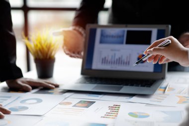 Satış departmanı bunu bölüm müdürüne götürmek için aylık bir toplantı yapıyor. Müdüre götürmeden önce hazırlanan belgelerin doğruluğunu kontrol ediyorlar.