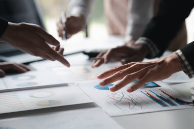 Satış departmanı bunu bölüm müdürüne götürmek için aylık bir toplantı yapıyor. Müdüre götürmeden önce hazırlanan belgelerin doğruluğunu kontrol ediyorlar.