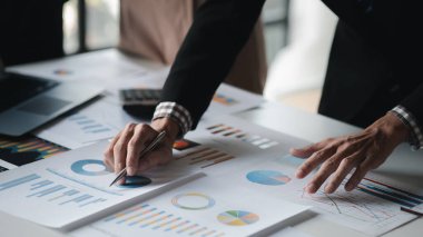 Satış departmanı bunu bölüm müdürüne götürmek için aylık bir toplantı yapıyor. Müdüre götürmeden önce hazırlanan belgelerin doğruluğunu kontrol ediyorlar.