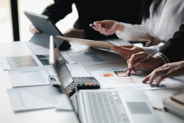 Satış departmanı bunu bölüm müdürüne götürmek için aylık bir toplantı yapıyor. Müdüre götürmeden önce hazırlanan belgelerin doğruluğunu kontrol ediyorlar.