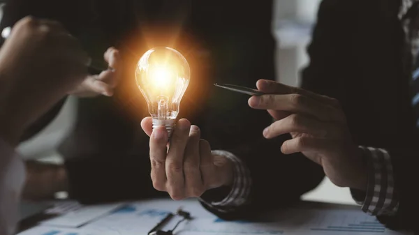 Podnikatel Drží Zářící Lampu Kreativní Nový Nápad Inovace Brainstorming Strategizace — Stock fotografie