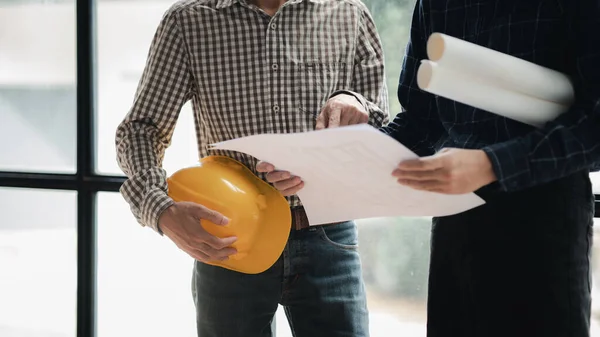 Twee Architecten Ingenieurs Zijn Een Vergadering Huisontwerpen Volgens Bouw Bouwnormen — Stockfoto