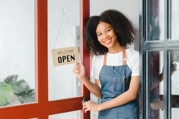 Uma Jovem Americana Fica Frente Uma Porta Restaurante Com Sinal — Fotografia de Stock