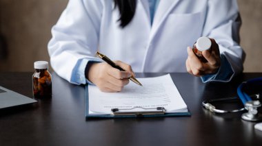 Doctor are recommending medicines to patients after being examined and diagnosed by the patient's doctor, the concept of treatment and symptomatic medication dispensing by the pharmacist.