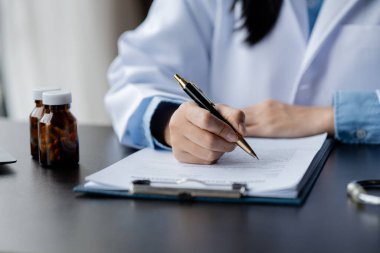 Doctor are recommending medicines to patients after being examined and diagnosed by the patient's doctor, the concept of treatment and symptomatic medication dispensing by the pharmacist.