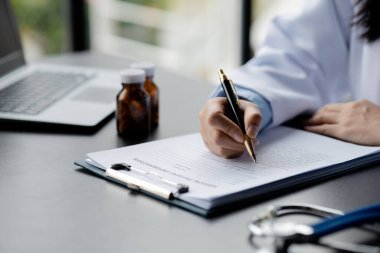 Doctor are recommending medicines to patients after being examined and diagnosed by the patient's doctor, the concept of treatment and symptomatic medication dispensing by the pharmacist.