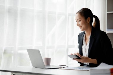 Ofiste çalışan Asyalı kadınlar, işletme yöneticisi olarak genç Asyalı iş kadınları, kurucu ve işletme yöneticileri, genç kadın iş adamları. Girişim iş konsepti.