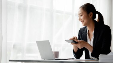 Ofiste çalışan Asyalı kadınlar, işletme yöneticisi olarak genç Asyalı iş kadınları, kurucu ve işletme yöneticileri, genç kadın iş adamları. Girişim iş konsepti.