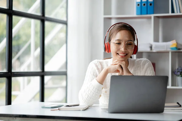 Mujer Asiática Con Auriculares Para Escuchar Música Descanso Del Trabajo — Foto de Stock