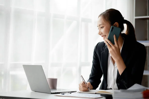 Beautiful Asian Woman Executives Business Executives Marketing Executives Talking Phone — Stockfoto