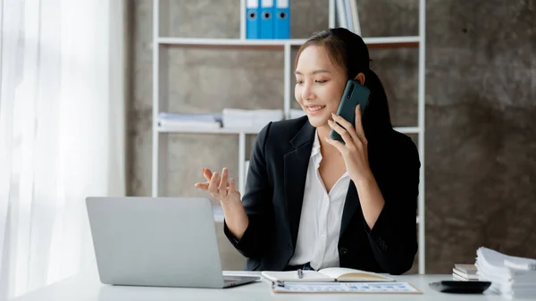 Beautiful Asian Woman Executives Business Executives Marketing Executives Talking Phone — Stockfoto