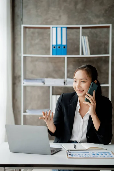 Beautiful Asian Woman Executives Business Executives Marketing Executives Talking Phone — Stockfoto