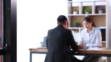 Video, bir girişim şirketinin toplantı odasındaki atmosferi bulanıklaştırıyor. Pazarlama departmanlarındaki iş adamları ve personel toplantıları şirketi büyütmek için planlama toplantıları ve beyin fırtınaları..