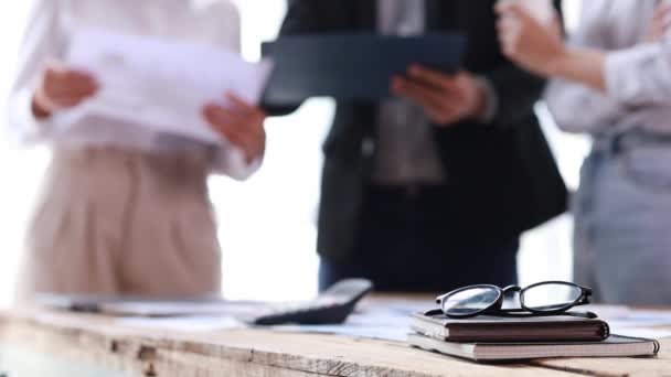 Centrándose Las Gafas Entre Bastidores Grupo Hombres Negocios Reúne Con — Vídeos de Stock