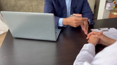 Bir şirkette iş görüşmesi için başvuruda bulunan kişi, bir yöneticiyle iş görüşmesine katılan ve başvuru için şirkete alınan kişi. İş başvurusu kavramı.