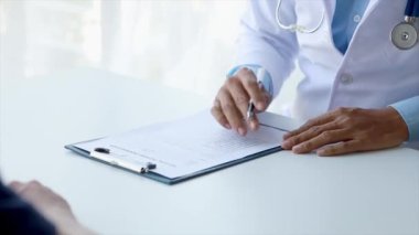 Doktorlar, hastane muayene odalarındaki hastalara tedavi, uzmanların hastalıklarını tedavi ve hedef gösterilmiş tedaviler konusunda tavsiyelerde bulunuyorlar. Tıbbi tedavi ve uzman kavramları.