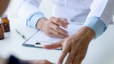 Doktorlar, hastane muayene odalarındaki hastalara tedavi, uzmanların hastalıklarını tedavi ve hedef gösterilmiş tedaviler konusunda tavsiyelerde bulunuyorlar. Tıbbi tedavi ve uzman kavramları.