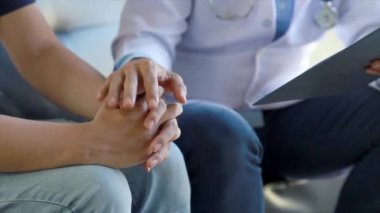 Doktorlar, hastane muayene odalarındaki hastalara tedavi, uzmanların hastalıklarını tedavi ve hedef gösterilmiş tedaviler konusunda tavsiyelerde bulunuyorlar. Tıbbi tedavi ve uzman kavramları.