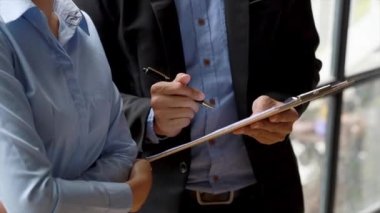 İki işadamı şirket konferans salonunda bir araya gelerek işi büyütme ve iş planları ve iş çözümleriyle tanışma planlarını tartışıyorlar. İş görüşmesi fikri.