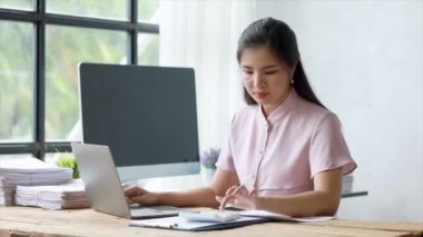 Ofiste çalışan Asyalı kadınlar, işletme yöneticisi olarak genç Asyalı iş kadınları, kurucu ve işletme yöneticileri, genç kadın iş adamları. Girişim iş konsepti.