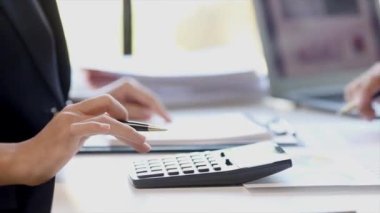 Kağıtlar ve dizüstü bilgisayarla ofiste oturan iş adamı şirket mali ve muhasebe özeti, ofis işi, büyümesi ve ilerlemesi için kurumsal yönetim. Şirket ofisinde çalışıyorum..